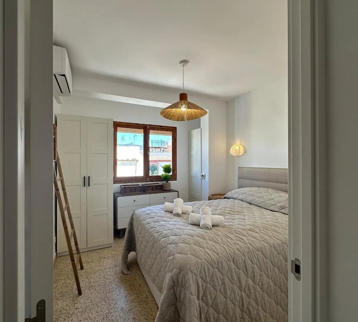 2 Bed Apartment Estepona Centre Next To The Beach!